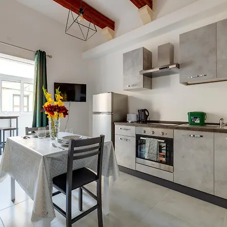 Stylish 1br In Gzira Апартаменты